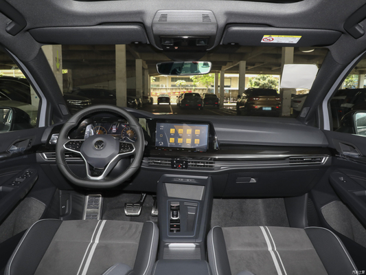 Upgrade Your Ride 2023 Golf Facelift 208 TSL DSG PRO Kleine SUV met LED daglicht
