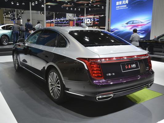ESC-uitgerust Hongqi H9 2.0T Sedan Elektrische achteruitkijkspiegel en voor optimaal rijden