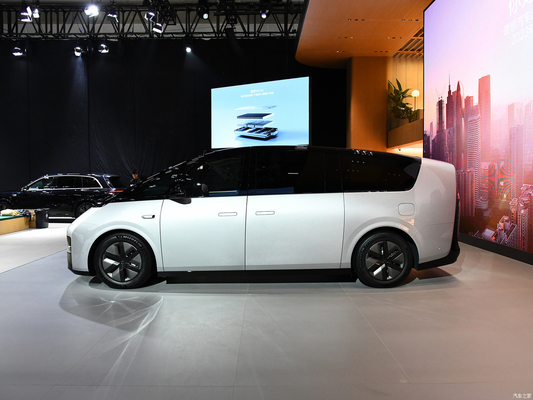 2023 MAX MPV Li Mega Auto EVC Auto met 400 kW totale motorkracht en 700 km CLTC bereik