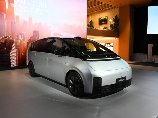 2023 MAX MPV Li Mega Auto EVC Auto met 400 kW totale motorkracht en 700 km CLTC bereik