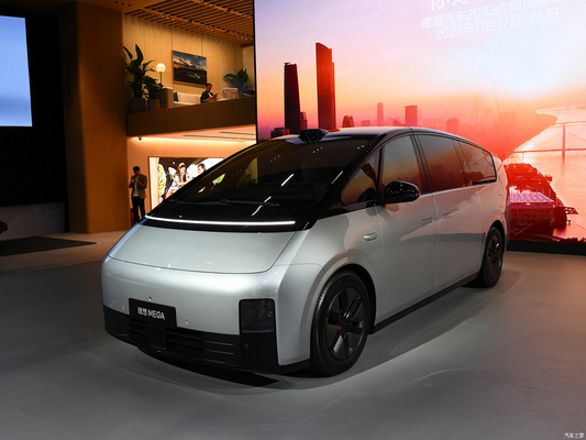 2023 MAX MPV Li Mega Auto EVC Auto met 400 kW totale motorkracht en 700 km CLTC bereik