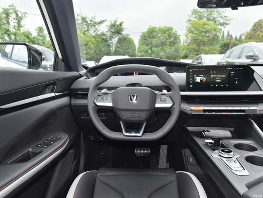 2023 Changan Uni-v 1.5T hatchback benzinesedaan met cruise control ACC als afbeelding
