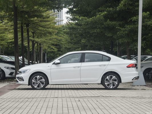 Elektrische aanpassing van de bestuurdersstoel 2023 Bora 200TSI DSG AT Compact Fuel Vehicle met 5 zitplaatsen