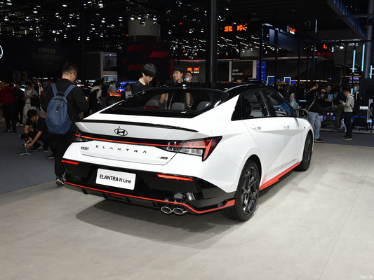 2023 Hyundai Elantra 1.5L CVT LUX Sedan De perfecte combinatie van en prestaties