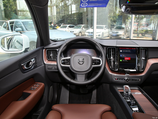 2024 Volvo XC60 B5 48V Light Hybrid 4WD Luxe Mid-Size SUV met 5 zitplaatsen en 6 airbags